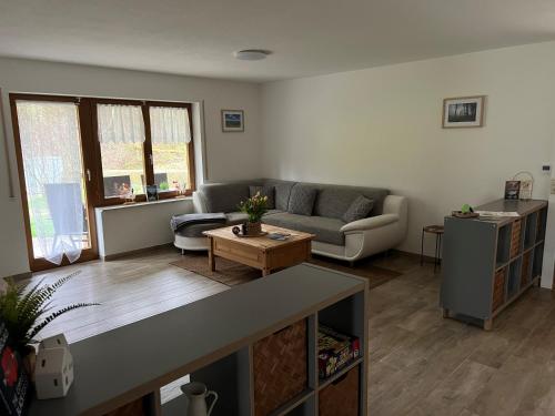 a living room with a couch and a table at Bachgeflüster in Weilheim