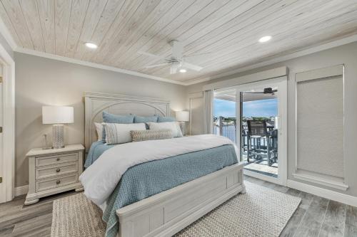 een slaapkamer met een bed en een balkon bij Portside Unit 302 in Orange Beach