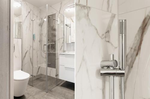 La salle de bains blanche est pourvue d'une douche et de toilettes. dans l'établissement Sanhaus Apartments - Apartamenty Koral z parkingiem - 200 m od plaży, à Sopot