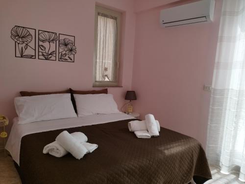 een slaapkamer met 2 handdoeken op een bed bij L'Angolo di Sarah in Santo Stefano di Camastra