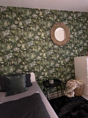 um quarto com uma cama e um espelho na parede em Apartement Kingsize em Duisburgo