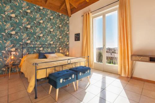 een slaapkamer met een bed met een bloemenmuur bij Villa Chiara APT 2-Appartamento in villa con piscina in Cavaion Veronese