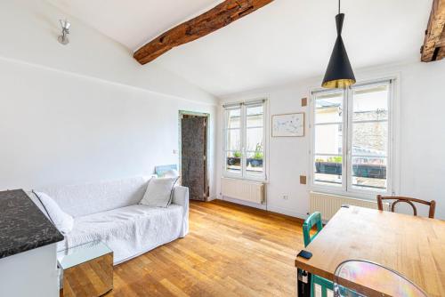 un salon avec un canapé et une table dans l'établissement GuestReady - City center gem near attractions, à Paris