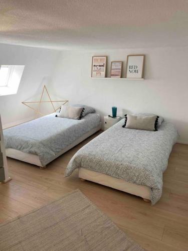 Un ou plusieurs lits dans un hébergement de l'établissement L'Appart 502, appartement familial et sa vue mer.