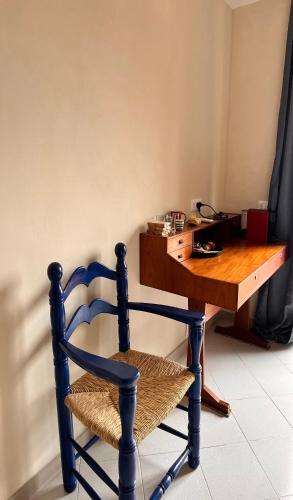 a wooden desk with a chair next to a desk at Collimare Rooms & Sailing near 5 Terre in Vezzano Ligure