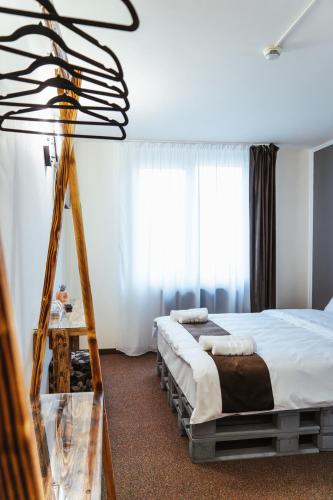 a hotel room with two beds and a table at Casa Rosu in Cluj-Napoca