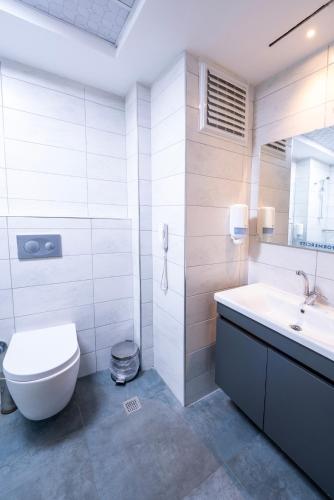 A bathroom at Formercity Hotel