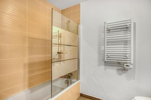 a bathroom with a shower and a toilet and a window at Nouvelle Ère - Appt à moins d’un km de la plage in Le Lavandou