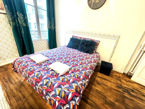 1 dormitorio con 1 cama con 2 ordenadores portátiles en Spacieuses Flats Paris Porte de Versailles, en París