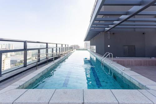 聖保羅的住宿－BHomy Perdizes - Uma quadra do Allianz Pq VA403，一座大楼顶部的游泳池