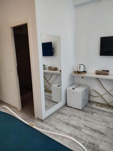 a white room with a mirror and a table at Puzzle Magic in Piteşti