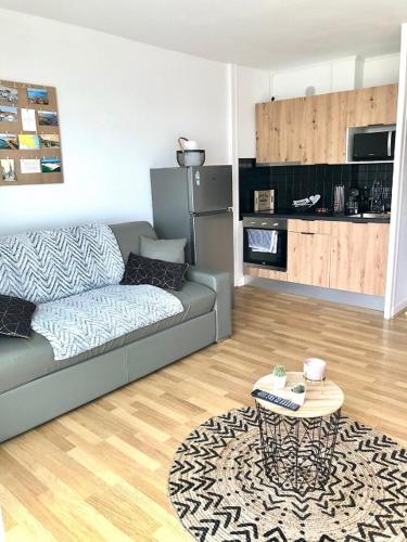 un salon avec un canapé et une table dans l'établissement Studio les pieds dans l'eau, au Pouliguen