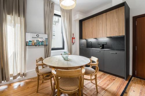 eine Küche und ein Esszimmer mit einem Tisch und Stühlen in der Unterkunft GuestReady - Casa da Alegria 6 in Porto