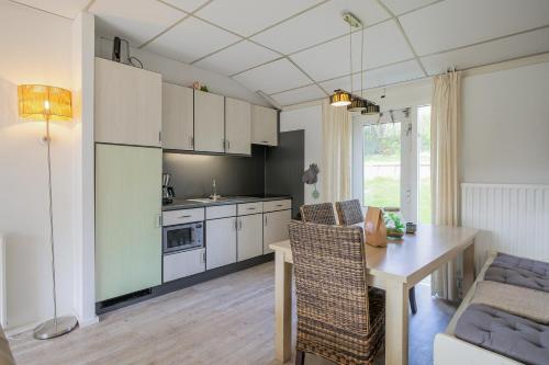 Kuchyň nebo kuchyňský kout v ubytování De Duin Haven - Seinpost 03 - Callantsoog