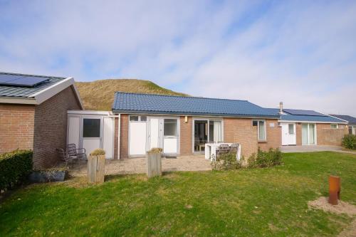 een huis met zonnepanelen erop bij De Duin Haven - Seinpost 03 - Callantsoog in Callantsoog