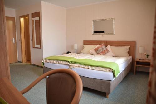 Postel nebo postele na pokoji v ubytování Rosenhotel Scherer