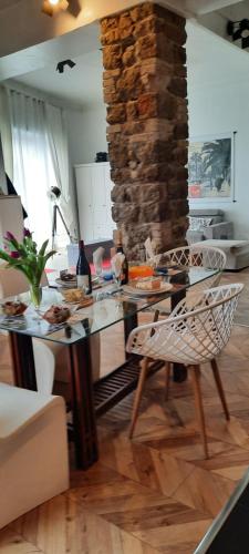 une cuisine avec une table et des chaises dans une pièce dans l'établissement Appartement Loft ravissant de 60 m2 Nouveau, à Cannes