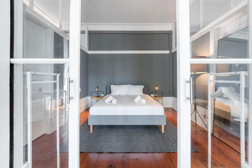 un dormitorio con una cama y dos literas en GuestReady - Innvict Residences, en Oporto