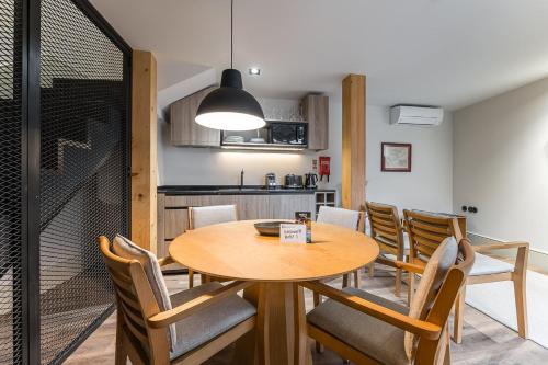 una sala da pranzo e una cucina con tavolo e sedie di GuestReady - Mercadores 150 a Porto