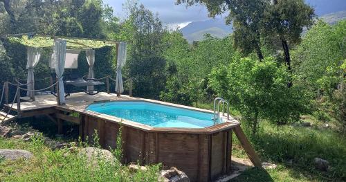 una bañera de hidromasaje en Yourte au calme avec piscine, en Carbuccia
