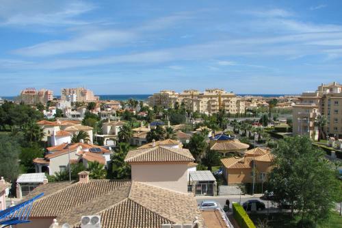 Blick auf eine Stadt mit Häusern und Gebäuden in der Unterkunft Villa Gaudi in Oliva
