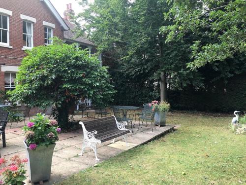 Taman di luar Pickwicks Guest House