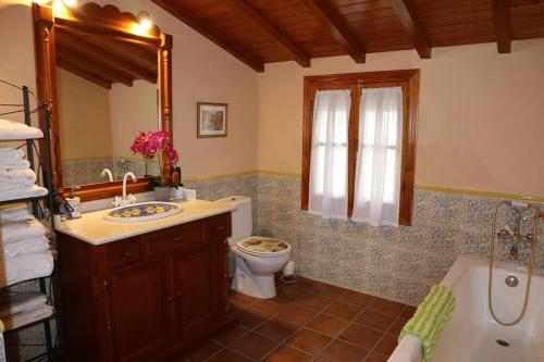 een badkamer met een wastafel, een toilet en een bad bij Preciosa casa en Carratraca in Carratraca