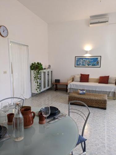 uma sala de estar com uma mesa e um sofá em Palazzo San Pietro Casa Vacanze a 2 passi da Lecce em San Pietro in Lama