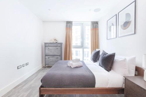 Un dormitorio con una cama grande y una ventana en Tower Bridge & Liverpool Street - CityApartmentStay en Londres