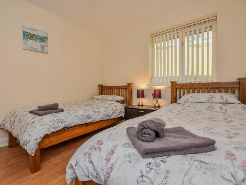 een slaapkamer met 2 bedden en handdoeken bij 2 bed property in Bala 86964 in Llandderfel
