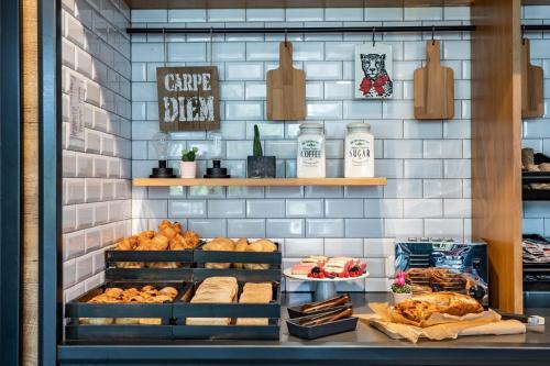 a bakery with bread and pastries on display at MOXY Vienna Airport in Schwechat