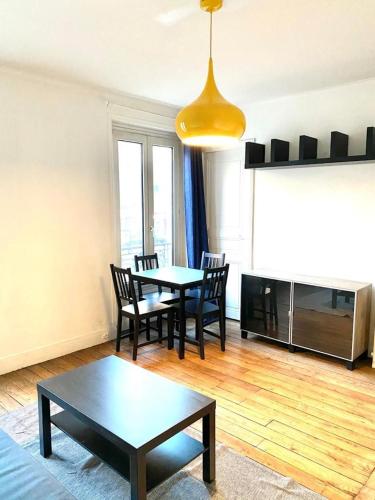 un salon avec une table et des chaises dans l'établissement Port Royal Paris - Proche Pantheon, à Paris