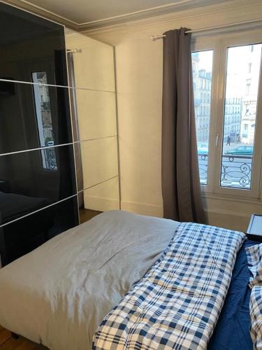 une chambre avec un lit et une fenêtre dans l'établissement Port Royal Paris - Proche Pantheon, à Paris