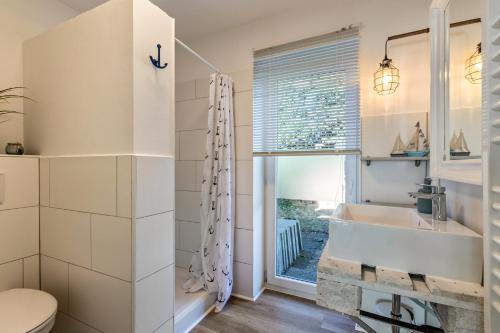 a bathroom with a sink and a toilet at Deich Hus in Büsumer Deichhausen
