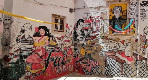 un mur recouvert de graffitis avec des dessins sur celui-ci dans l'établissement LX Townhouse Ideal for Big Groups. Prime Location Top Street, à Lisbonne