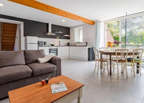 un salon avec un canapé et une table dans l'établissement Chez Manie et Mablot, à Créances