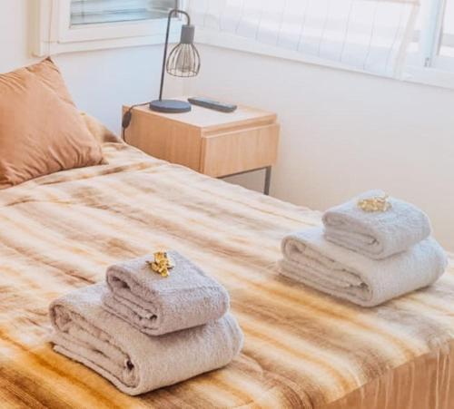 1 dormitorio con 1 cama con toallas en 3 ambientes, 2 baños completos, Seguridad 24hs en Buenos Aires