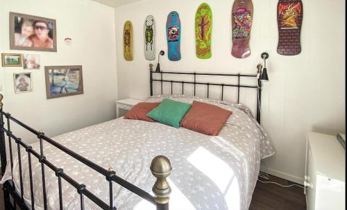 a bedroom with a bed and skateboards on the wall at maggies sea lodge in Gothenburg