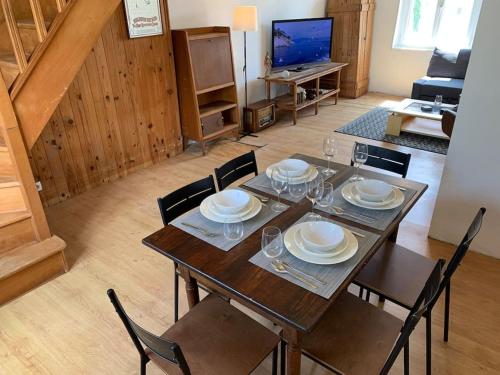 - une salle à manger avec une table et des chaises en bois dans l'établissement Le Marco Yourhosthelper Conciergerie, à Lorient