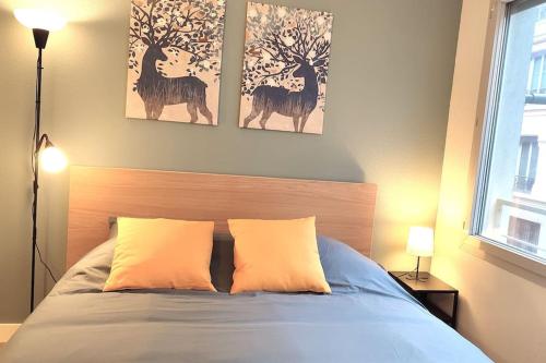 - une chambre avec un lit orné de deux peintures murales dans l'établissement LET'S - Le Jules -Part dieu Wifi, à Villeurbanne