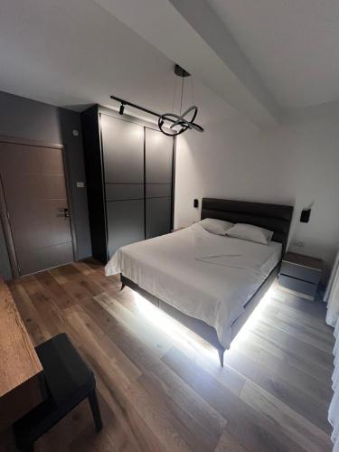 Ένα ή περισσότερα κρεβάτια σε δωμάτιο στο Central Apartment Mitrevski