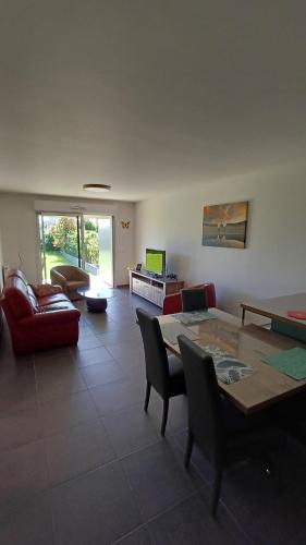 un salon avec une table, des chaises et un canapé dans l'établissement Attic quai Paludate, à Bordeaux