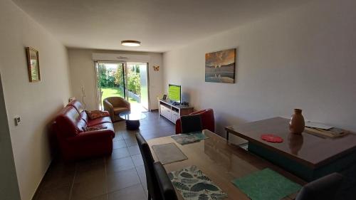 un salon avec un canapé et une table dans l'établissement Attic quai Paludate, à Bordeaux