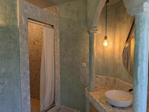 y baño con lavabo y ducha. en Casa Do Carmo - Castle Views!, en Sintra
