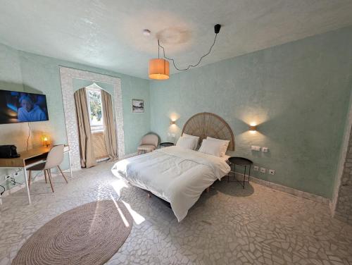 1 dormitorio con cama, mesa y escritorio en Casa Do Carmo - Castle Views!, en Sintra