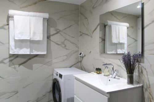 Ένα μπάνιο στο Luxury Suite Apartment #1 By Hashdera Eilat