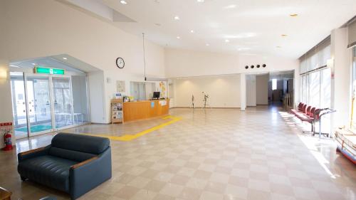 a lobby with a couch and chairs in a building at エトワール生石 in Yura