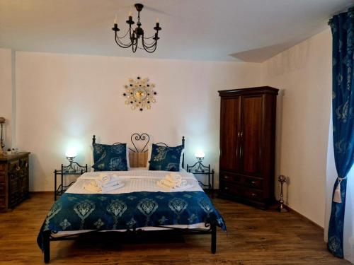 Ένα ή περισσότερα κρεβάτια σε δωμάτιο στο Casa Croitorului