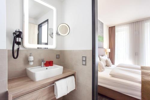 Postel nebo postele na pokoji v ubytování Stay! Hotel Boardinghouse