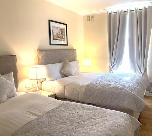 Una cama o camas en una habitación de Waterloo Lodge